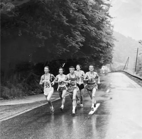 CBTM III. ročník 1983  bežci na trati v daždi 2